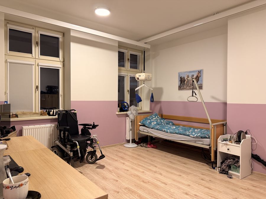Pokój w mieszkaniu treningowym przy ul. Sienkiewicza 79 – przytulne, urządzone pomieszczenie